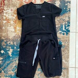 FIGS Black Technical Collection Scrub set